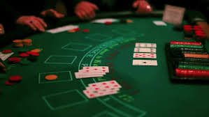 Tampilan studio Dadu Online dengan dealer profesional dan dadu fisik